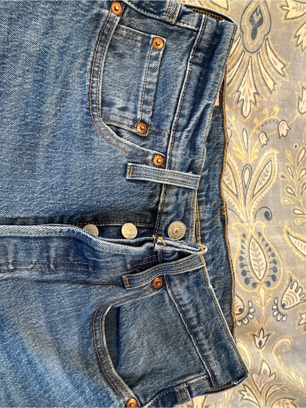 Levi's 501 Women's Straight Leg Jeans in medium blue wash 26x30 - Picture 3 of 5